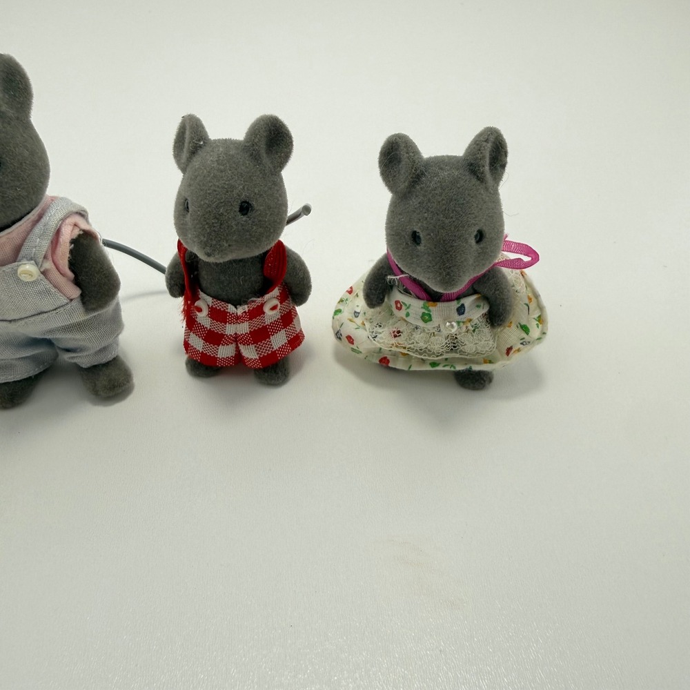Vintage Sylvanian Family/Calico Critters Thistlethorn Mouse Family Set of 4 - Picture 3 of 12